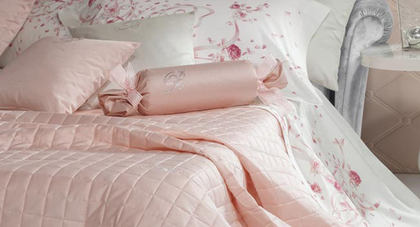 LORY BED SET – Bedspread in plain pure cotton satin with Blumarine logo in Swarovski crystals. By Blumarine.
