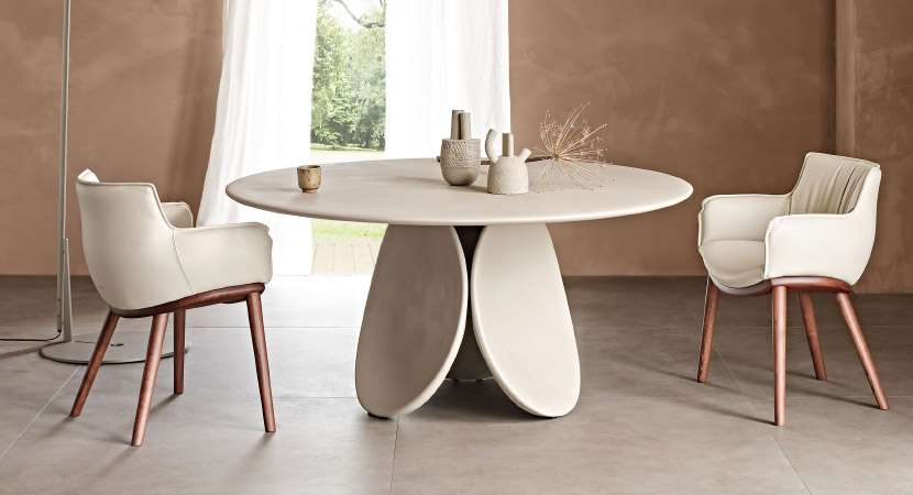 MAXIM DINING TABLE – Contemporary round table-sculpture completely spatulated in clay, with an organic look. By Cattelan Italia.