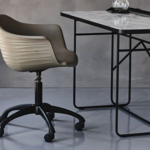 INDY CHAIR – A contemporary and comfortable chair with a hard plastic shell and a swivelling, fixed, wooden, steel or with wheels base. By Cattelan Italia.