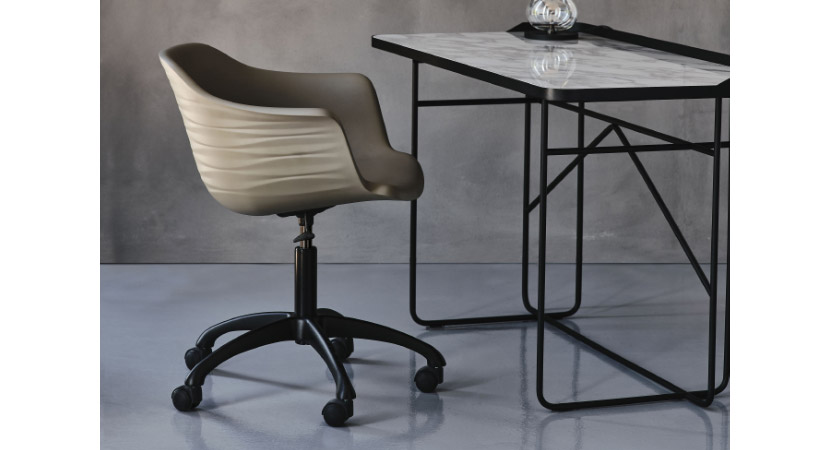 INDY CHAIR – A contemporary and comfortable chair with a hard plastic shell and a swivelling, fixed, wooden, steel or with wheels base. By Cattelan Italia.