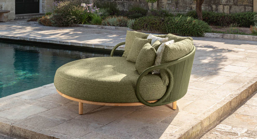 KAREN DAY BED – Comfortable and relaxing daybed, African-inspired, with curved and enveloping lines and countless threads on its back and armrests rings. By Talenti Outdoor Living.