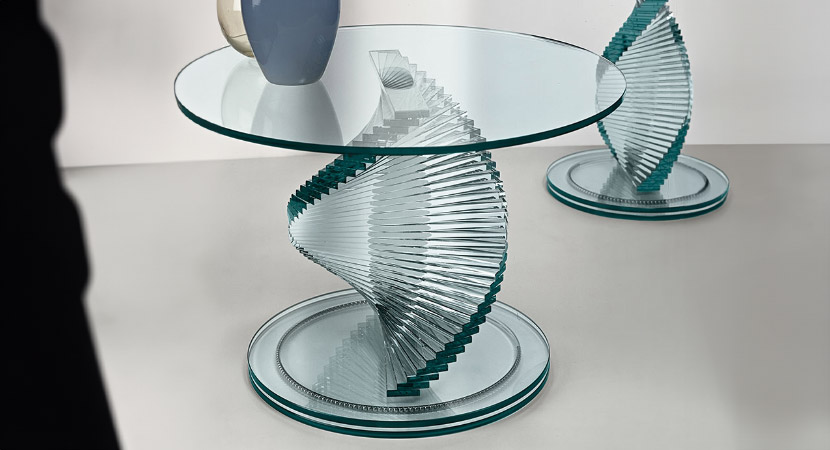 ELICA SIDE TABLE – Cocktail low table in transparent glass, creating a sophisticated optical effect with the helix movement of its base. By Tonelli design.