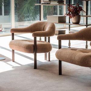 GRETA LOUNGE – Modern armchair with upholstered armrests, featuring a wrap-around cushion for the back, and steel legs. Available in fabric, nubuck or leather. By Cattelan Italia.